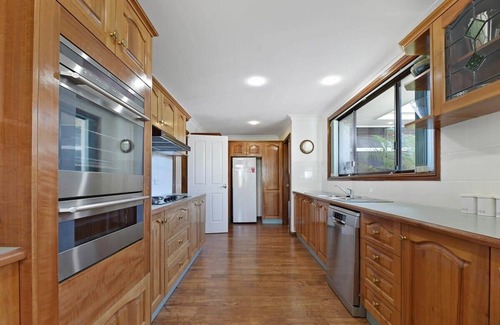 Calare House | Spacious Family Home - Leafy Suburb, Pets Allowed