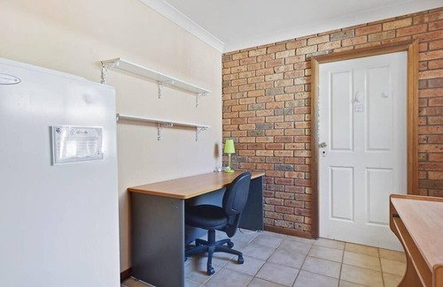 Calare House | Spacious Family Home - Leafy Suburb, Pets Allowed