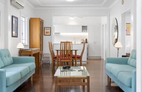 Gordon Park House | Spacious Family Home with Garden in Quiet Suburb