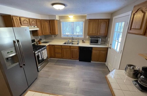 Windsor House | Spacious Family Lake & Ski House