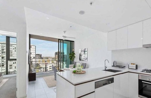 Fortitude Valley Apartment | Spacious Family Oasis with Pool Free Car Park near Brisbane CBD
