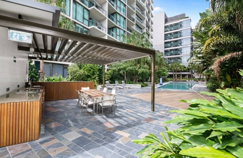 Fortitude Valley Apartment | Spacious Family Oasis with Pool Free Car Park near Brisbane CBD