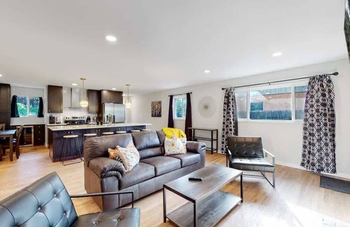 Southeast House | Spacious Family Retreat in Denver