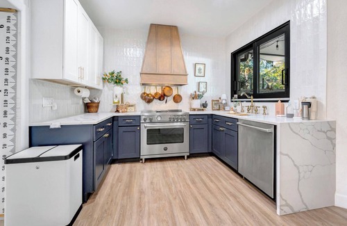 Oakes Estates House | Spacious Family Retreat with Pool Gym Sauna Pickleball and Guest Suite SLEEPS 16
