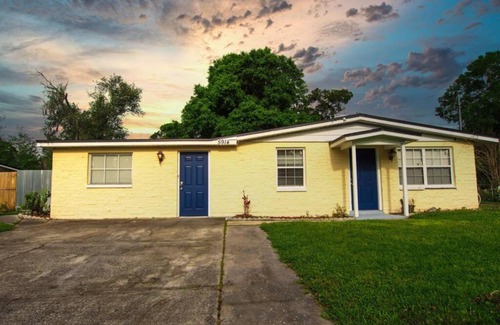 Oak Hill House | Spacious Family-sized Home in Central Location