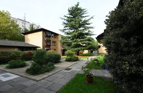Walthamstow Apartment | Spacious Flat in Hip Walthamstow! Free, Secure Parking! Close to Transport.