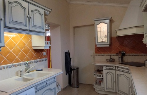 Domino House | Spacious Family Home in Domino - Near Beach & Market, Sleeps 9