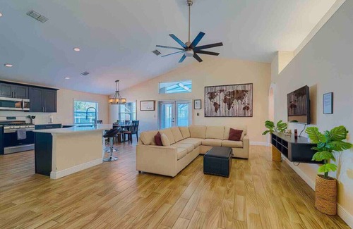 Minneola House | Spacious Getaway ~ Heated LED Pool & Ping Pong
