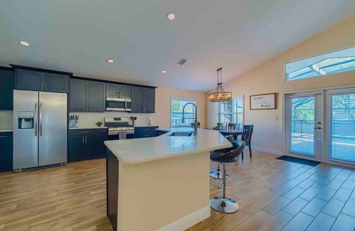 Minneola House | Spacious Getaway ~ Heated LED Pool & Ping Pong