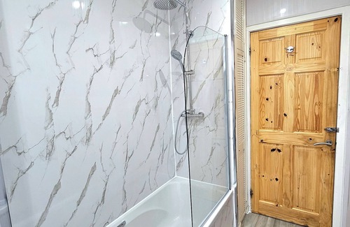 Rutherglen House | Spacious Haven with Free Parking