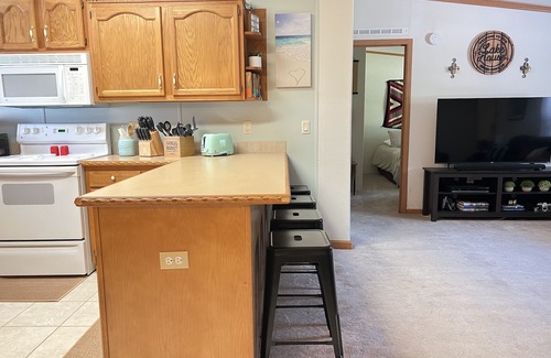 Higden House | Spacious Higden Retreat <1M from Sugar Loaf Marina