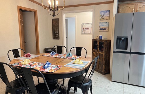 Higden House | Spacious Higden Retreat <1M from Sugar Loaf Marina