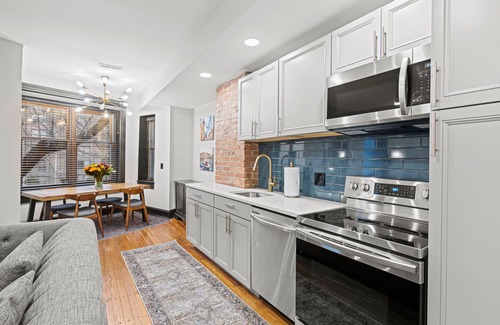 Shaw Apartment | Spacious Historic Retreat - Logan Circle Rowhouse