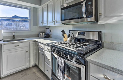 Colonia House | Spacious Home ~ 11 Mi to Staten Island!