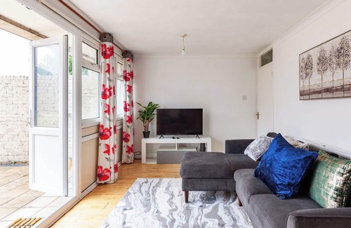 Waltham Abbey Apartment | Spacious Home by Lee Valley Rafting Waltham Cross