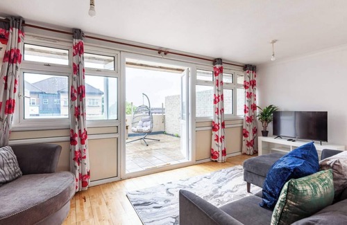 Waltham Abbey Apartment | Spacious Home by Lee Valley Rafting Waltham Cross