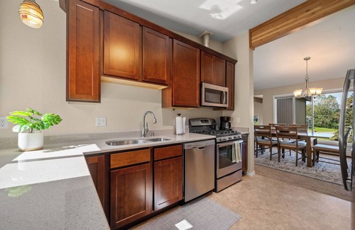 Turnagain House | Spacious Home close to Coastal Trail and Downtown
