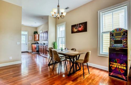 Metropolitan Apartment | Spacious Home for 14PPL - 2 King Beds - Close to DT, Starland & Forsyth - Private Yard & Parking