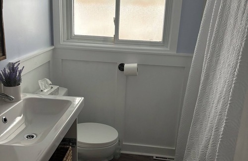 Niagara Falls House | Spacious Home in Niagara - Sleeps up to 10 guests, 10 mins to the Falls