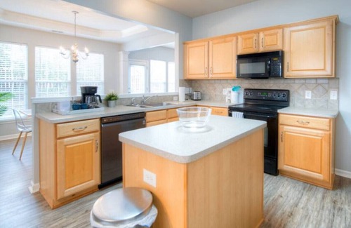 Charlotte House | Spacious home in UNC area with dedicated office near Starbucks