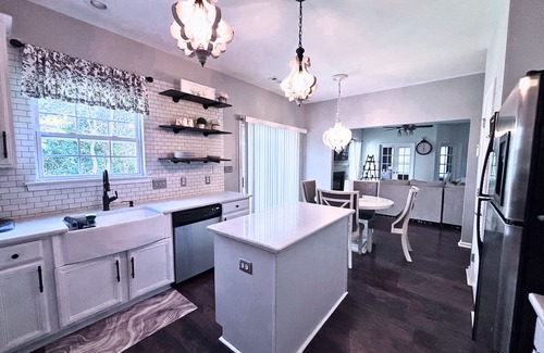 Charlotte House | Spacious Home Near 🚉 , Uptown, 🏈, ⚽, ⚾, PNC Pavilion, 🏁, UNCC & Airport!