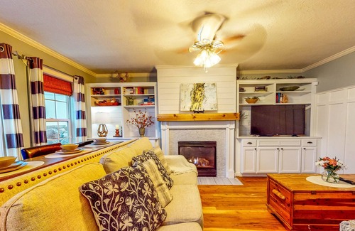 Springville House | Spacious Home near Adventures - Home Office, Full Kitchen, Dog-Friendly