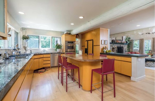 Hailey House | Spacious Home on The River