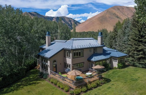 Hailey House | Spacious Home on The River