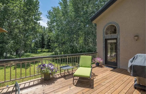 Hailey House | Spacious Home on The River