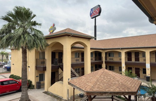 Edinburg Apartment | Spacious hotel suites with one king bedroom and one drawing room with Wi-Fi, AC.