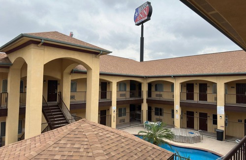 Edinburg Apartment | Spacious hotel suites with one king bedroom and one drawing room with Wi-Fi, AC.