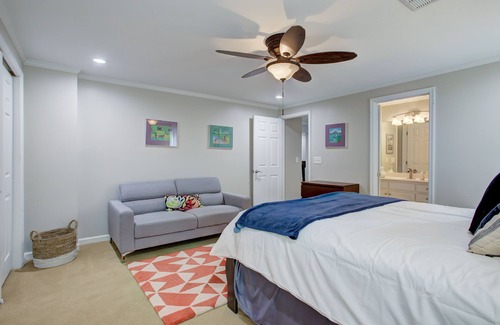 Johns Creek House | Spacious house and peaceful yard in Johns Creek