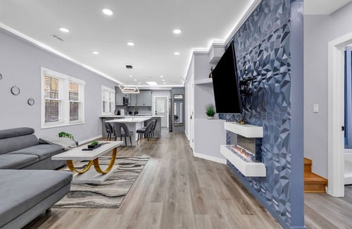 Villa Heights House | Spacious House in Charlotte