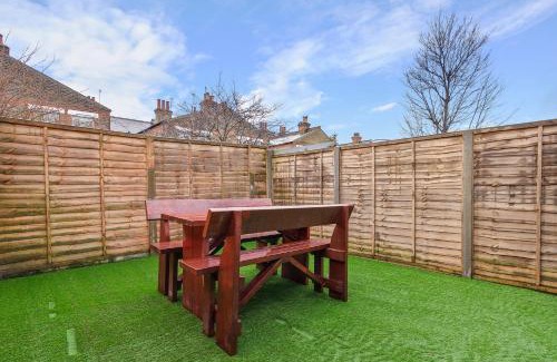 Tottenham Green Apartment | Spacious House in North London, very close to train station and bus stops, near Tottenham Stadium & lots of parking