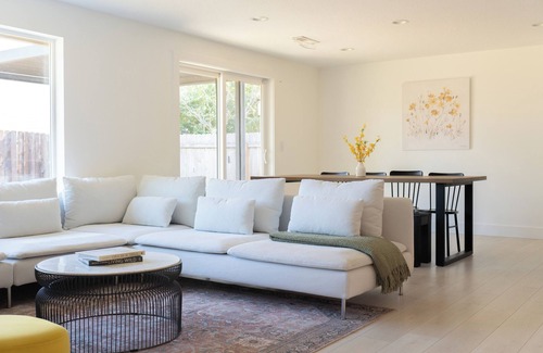 Mill Plain House | Spacious house in Vancouver with Private Movie Theater and Golf Simulator!