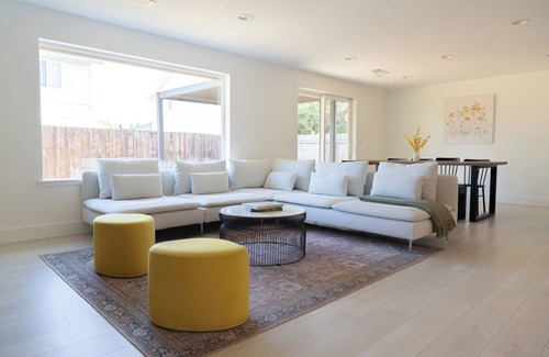 Mill Plain House | Spacious house in Vancouver with Private Movie Theater and Golf Simulator!