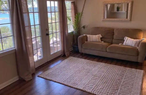 Kingsbury House | Spacious House on Medina Lake!