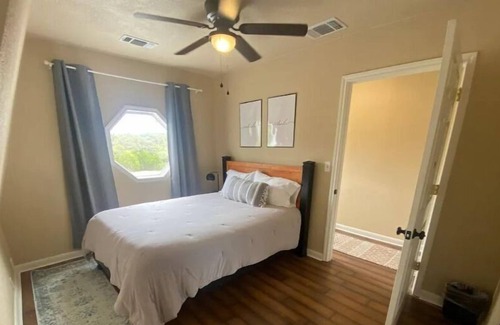 Kingsbury House | Spacious House on Medina Lake!