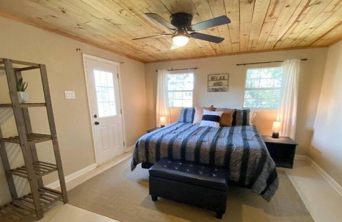 Kingsbury House | Spacious House on Medina Lake!