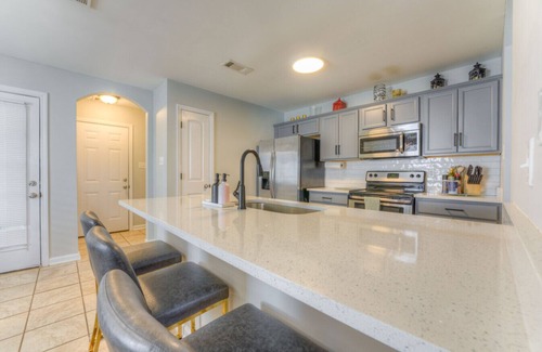 Gray's Creek House | Spacious house with garage