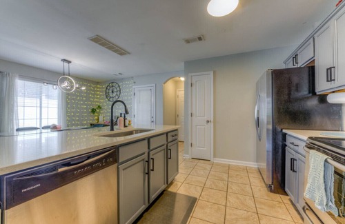 Gray's Creek House | Spacious house with garage