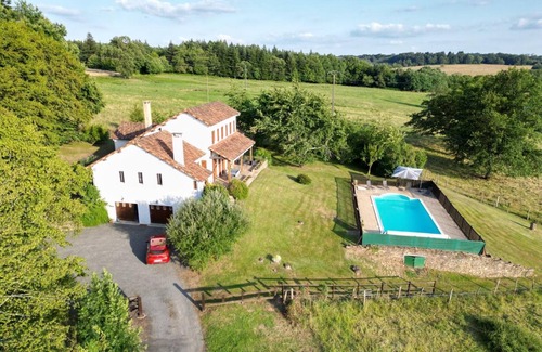 Lanouaille Cottage | Spacious house with private pool, wifi and parking in Lanouaille