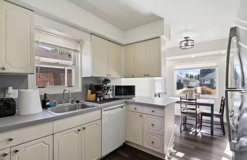 Allen Park House | Spacious & Inviting Home Near Detroit Attractions