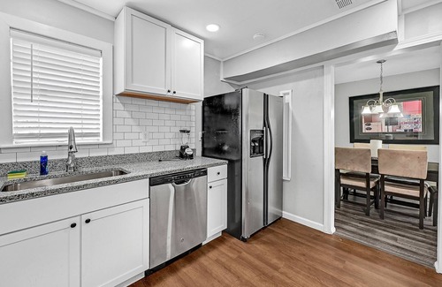 La Marque House | Spacious La Marque Home w/King Bed & Modern Perks