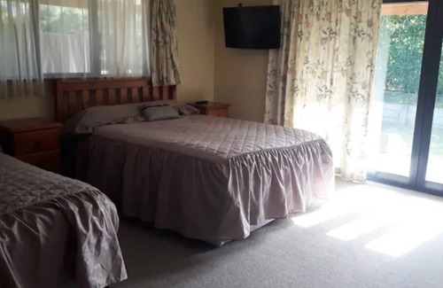 Lake Hawea House | Spacious Lake Hawea Home- 15 Mins from Wanaka