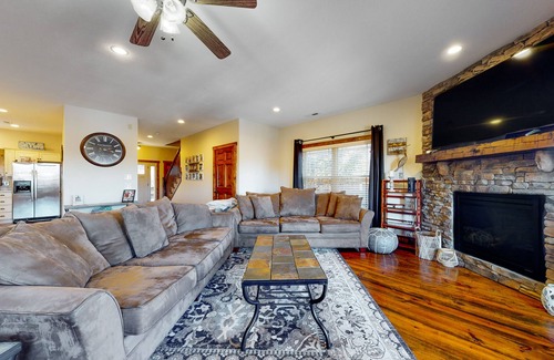 Andersonville House | Spacious lake view townhouse w/free attraction tickets & furnished deck