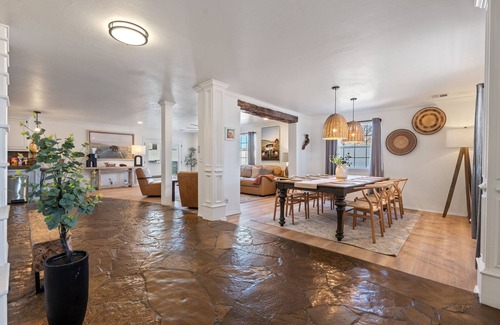 Warr Acres House | Spacious Lakefront View With Hot Tub and Pool NH