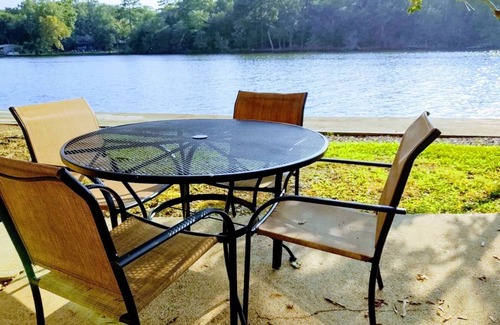Mid America Condo | Spacious Lakeside Country Getaway
