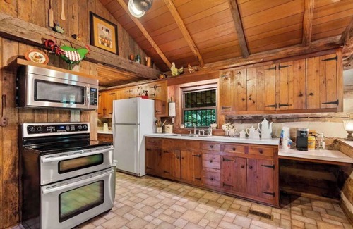 Franklin Cabin | Spacious Large Cabin at Harding near I-65/Downtown Franklin