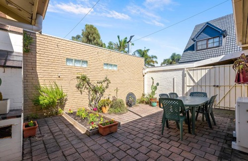 Black Rock Apartment | Spacious, Light filled, One Bedroom House by the Beach